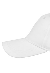 Hvid baseballkasket lavet af bomuldsblandingsmateriale. Har en buet skygge og struktureret krone, med synlige syningsdetaljer.