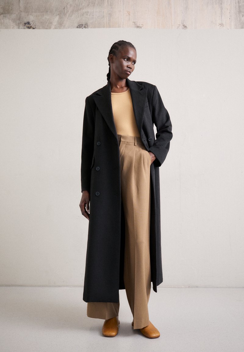 Materiel MAXI COAT SLITS - Klassischer Mantel - deep brown  