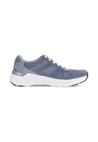 Baskets pour hommes en daim bleu avec lacets blancs et semelle blanche épaisse, conçues pour une tenue décontractée ou sportive.