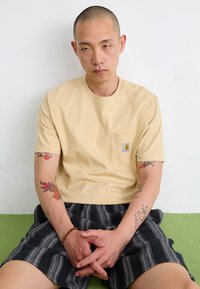 Carhartt WIP POCKET - Navadna majica - cornsilk