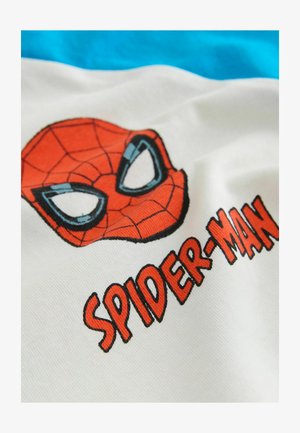 Vitt tyg med en stor röd Spider-Man-maskgrafik med svarta konturer, tillsammans med fet orange text som läser "SPIDER-MAN."