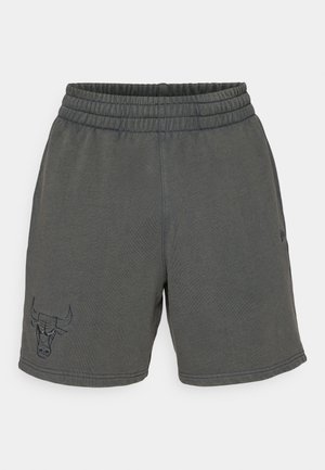 Shorts gris foncé en tissu doux, dotés d'une taille élastique et d'un logo de taureau brodé sur le côté gauche.