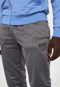 EA7 Emporio Armani TRAIN CORE SUIT - Melegítő - light blu/grey
