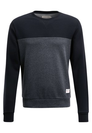 Námornícky modrý a tmavosivý sveter s okrúhlym výstrihom, dlhými rukávmi a rebrovanými manžetami. Obsahuje jemnú textúru a malú nášivku s logom.