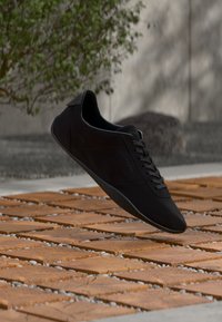 Избран, triple black