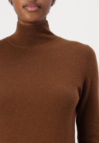 pure cashmere SIMPLE HIGH NECK SWEATER - Pulover - deep camel