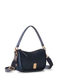 Borsa a spalla in pelle texturizzata blu navy con forma arrotondata, hardware dorato e tracolla regolabile. Presenta una chiusura con zip e una placca decorativa.