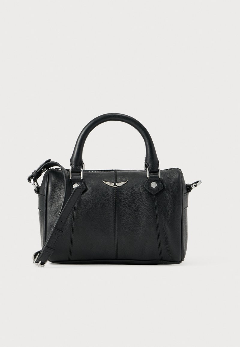 Μαύρη δερμάτινη τσάντα χειρός με διπλές επάνω λαβές, αποσπώμενο ιμάντα ώμου, υφή στην επιφάνεια και ασημένιες μεταλλικές λεπτομέρειες. Συμπαγής ορθογώνιος σχεδιασμός.