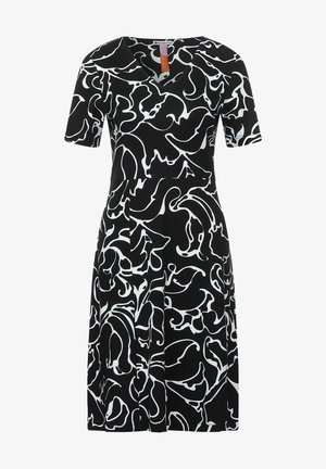 Czarna sukienka z krótkimi rękawami, ozdobiona białym abstrakcyjnym wzorem. Dekolt w serek, z marszczoną talią i rozkloszowanym dołem.