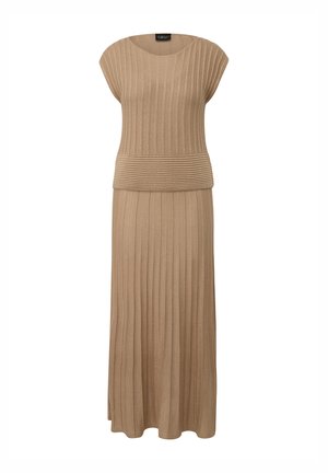 Ärmelloses beiges, geripptes Strickkleid mit tailliertem Detail und einem geraden, langen Rock auf weißem Hintergrund.