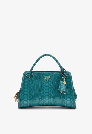 Sac à main synthétique bleu canard avec un motif texturé de reptile. Il dispose d'une anse supérieure, de quincaillerie dorée et d'un accent en pompon amovible.