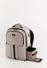 Mochila gris claro con detalles en negro, que cuenta con un respaldo acolchado, múltiples bolsillos con cremallera y un compartimento de almacenamiento extraíble con un patrón.