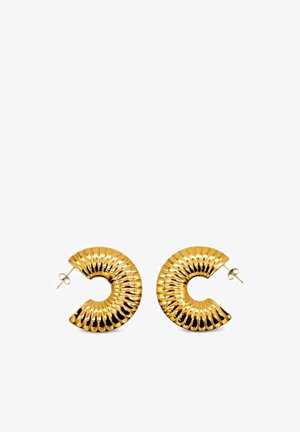 Orecchini circolari in oro con una texture a coste e intagli aperti al centro. Il design è riflettente con una finitura lucida.