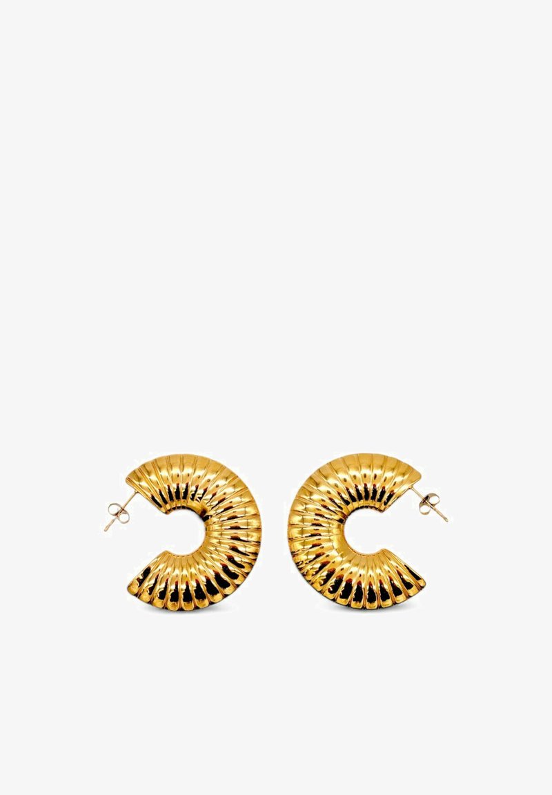 Orecchini circolari in oro con una texture a coste e intagli aperti al centro. Il design è riflettente con una finitura lucida.