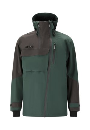 Grüne und dunkelgraue wasserdichte Jacke mit hohem Kragen, frontaler Reißverschluss und großer Brusttasche. Besitzt elastische Bündchen und eine verstellbare Kapuze.