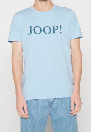 Jasnoniebieska koszulka z bawełny z ciemnoniebieskim logo "JOOP!" nadrukowanym na przodzie. Krótkie rękawy i klasyczny dekolt w kształcie crew neck.