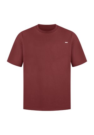 Bordowa koszulka z krótkim rękawem wykonana z bawełny, z okrągłym dekoltem i małą metką z logo na lewej piersi.