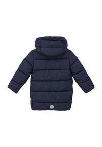 Donkerblauwe gevoerde winterjas met aangehechte capuchon, lange mouwen, horizontale stiksels en een klein, rond logo nabij de zoom aan de achterkant.