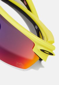 Oakley SPHAERA UNISEX - Sonnenbrille - matte yellow/prizm road