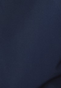 Tessuto blu navy con una superficie liscia e opaca. Non sono visibili motivi o dettagli degni di nota nel materiale.