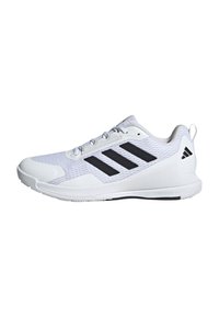 Białe sportowe sneakersy z czarnymi paskami Adidas, siateczkowa cholewka i amortyzowana podeszwa oznaczona "Lightstrike 2.0", widok z boku.