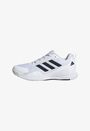 Zapatilla deportiva blanca con franjas negras de Adidas, parte superior de malla y suela acolchada etiquetada "Lightstrike 2.0", vista lateral.