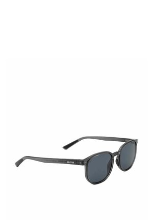 Gafas de sol con montura translúcida negra, lentes oscuras, forma cuadrada ligeramente redondeada y varillas delgadas inclinadas hacia afuera.