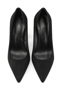 Décolleté nere in suede con punta affilata e rivestimento interno morbido. La suola è texturizzata per una buona aderenza. Silhouette semplice ed elegante.