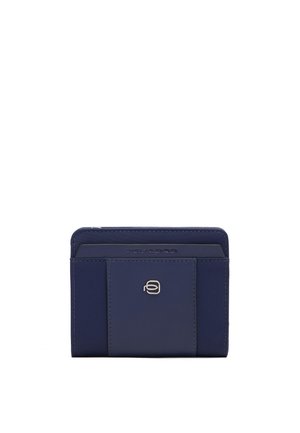 Cartera compacta azul marino con un bolsillo frontal, emblema de logo plateado y cierre de cremallera en el borde superior.