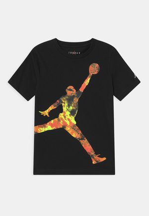 T-shirt noir à manches courtes avec une silhouette de joueur de basket en feu multicolore sautant et atteignant un ballon.