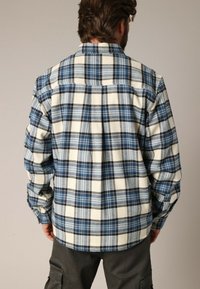 Katoenen flanellen shirt met een blauw-wit geruit patroon, lange mouwen en een puntige kraag. Opvallend door de zachte textuur en de relaxte pasvorm.