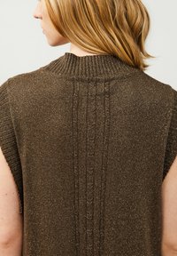Odd Molly BRITT - Svetríkové šaty - golden taupe