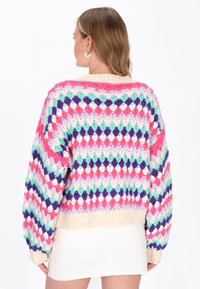 Kolorowy sweter dziany z wzorem w diamenty w odcieniach różu, fioletu, niebieskiego i kremowego; charakteryzuje się prążkowanym kołnierzem i mankietami oraz oversize'owym krojem.