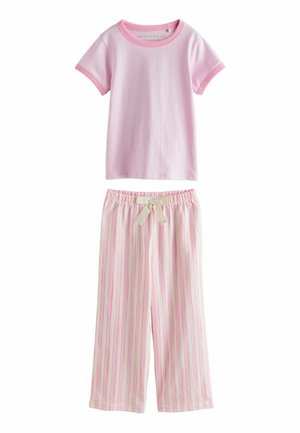 Jasnoróżowy top z krótkim rękawem połączony z białymi luźnymi spodniami z pionowymi różowymi paskami i beżową kokardą ze sznurkiem w talii.