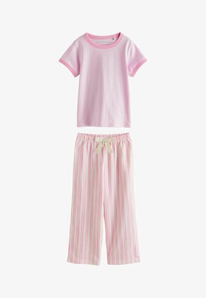 Lyserød top med korte ærmer kombineret med hvide løstsiddende bukser med lodrette lyserøde striber og en beige snøre sløjfe i taljen.