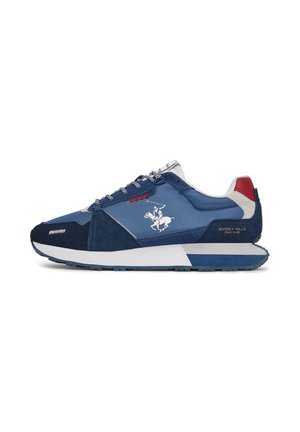 Sneaker blu e blu navy con suola bianca, accento rosso sul tallone, lacci con fantasia e logo bianco di giocatore di polo sul lato.