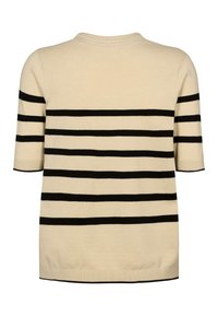 Béžový sveter s čiernymi horizontálnymi pruhmi, krátkym rukávom, okrúhlym výstrihom a mäkkou textúrou. Má jednoduchý, pohodlný dizajn.