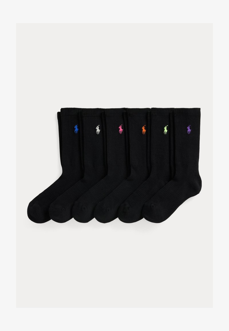 Seks par svarte crew-sokker med broderte polospiller-logoer i blått, hvitt, rosa, oransje, grønt og lilla, arrangert side om side.