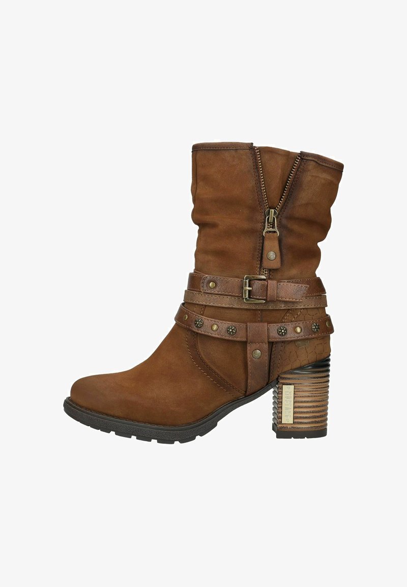 Hnedá kožená čižma až do polovice lýtok s pätnou vložkou na skladačky, bočným zipsom, ozdobnými pásmi, kovovými cvokmi a textúrovanými detailmi na päte.