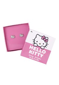 Orecchini di Hello Kitty con accenti di cristallo, presentati in una scatola regalo rosa che presenta un design del personaggio e testo bianco in grassetto. Anche l'interno della scatola è rosa.