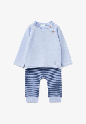 Světle modrý dětský svetřík s dlouhými rukávy a dvěma dřevěnými knoflíky na rameni, doplněný modrobílými pruhovanými pletenými kalhotami.