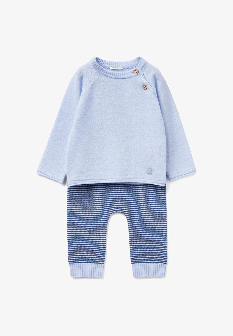 Lichtblauw babytruitje met lange mouwen en twee houten knopen op de schouder, gecombineerd met blauw-wit gestreepte gebreide broek.