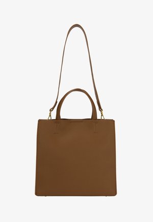 Braune Lederhandtasche mit strukturierter Oberfläche, doppelten oberen Griffen und einem abnehmbaren Schultergurt. Quadratische Form mit goldfarbenen Hardware-Akzenten.