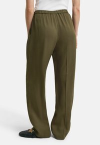 Olijfgroene, lichte broek met een elastische tailleband, zijzakken en een losse, brede pasvorm, met een soepele stofstructuur.