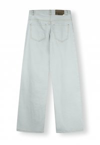 Jeans a gamba larga di un azzurro chiaro, con vita alta, due tasche posteriori e cuciture a contrasto. Realizzati in denim con una texture liscia.