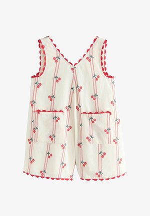 Dziecięcy bezrękawnik w wzór z wiśniami, z przednimi kieszeniami i czerwonym falbankowym wykończeniem na otworach na ręce oraz na dole, na białym tle.