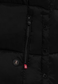 Czarna kurtka puchowa z zamkniętą kieszenią boczną na zamek, zatrzaskowymi zapięciami oraz małą dekoracyjną naszywką z logo psa. Gładka, błyszcząca tekstura.