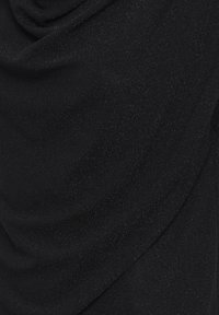 Tessuto nero con una leggera lucentezza, texture drappeggiata e superficie liscia. Il materiale appare morbido con una leggera elasticità.