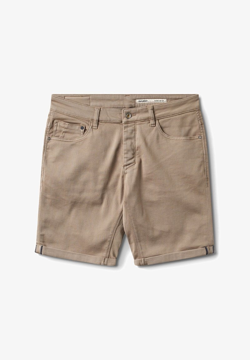 Bézs pamut rövidnadrág sima textúrával, öt zsebbel, gombos záródással és visszahajtott szegéllyel, finom csíkos részlettel.