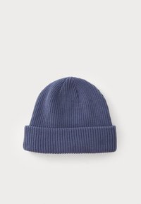 Strikket lue i dyp marineblå, med ribbestruktur og oppbrett. Mykt materiale, rund topp, designet for varme.